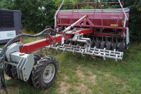 Kongskilde Flexidrill 4000 Year 2007 Combination set for grain and fertilizer, with 3 bullet front harrowing long finger postharrow and packing wheel, Kongskilde -plus terminal, with high capacity.