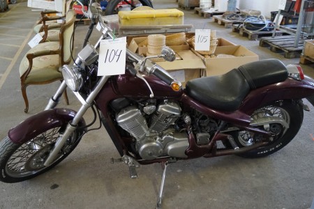 Motorrad mrk. HONDA, VT 600, 579 cm3, Reg.-Nr. AD79780 ohne Platten.