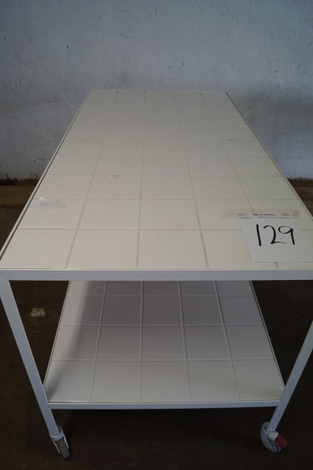 Rullebord med hvide fliser B: 77 x L: 151 x H: 85 cm.
