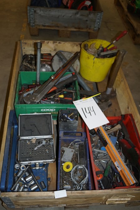Lot of tools, screwdrivers, mukkerter bor, mm.