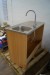 Vaskeskab med 2 låger, rustfri bordplade med vask, køkkenamatur.
