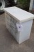 Kunststoffbox mit Deckel L: 105 B: 51 H: 88 cm. + 2 kleinere Plastikboxen.