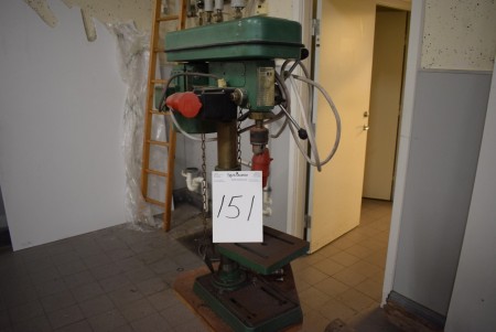 Bohrmaschine mit Schraubstock und Fuß