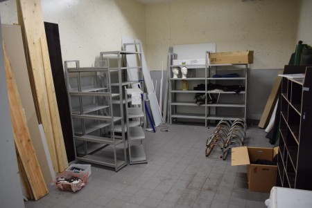 Everything in the room, bicycle racks, steel shelving, bilreol, pavilion u / pages artificial carpets, div. Tra / plates, dryer, etc. ALT should be emptied