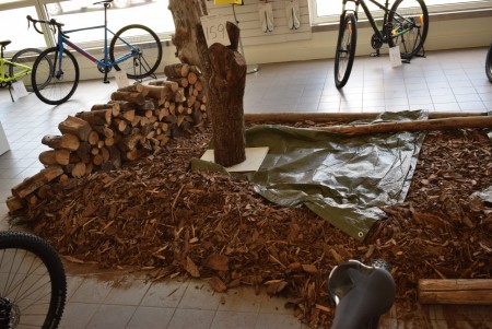 8 pcs. logs, bark on the floor + large tree trunk, firewood