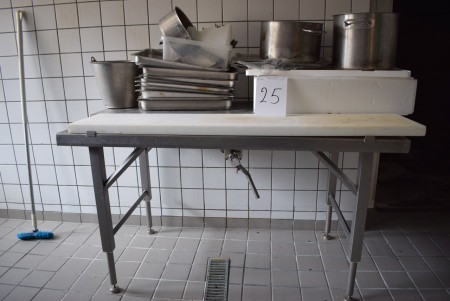 Table with steel cutting board L 150 x W 83 x H 93 cm + content on the board