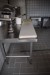 Stålbord med skærebræt L 150 x  B 83 x H 93 cm + indhold på bord