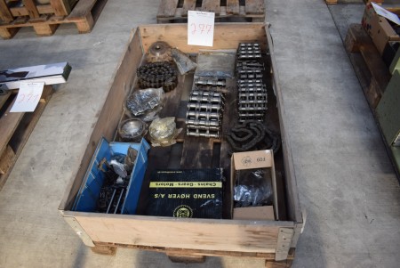Pallet with various chains, camps etc.