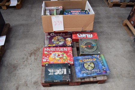 Various board games + 1 box with games