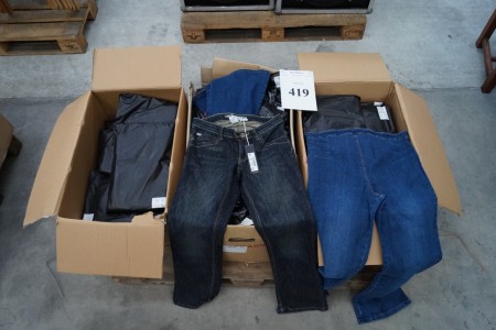 3 ms. Jeans mit Stretch. Unterschiedliche Größe. Und Farben