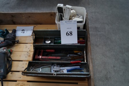 Werkzeugkasten mit gemischtem Inhalt + Verlängerungskabel
