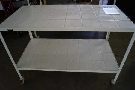 Rolltisch mit Regal in weißen Fliesen 121x61x85