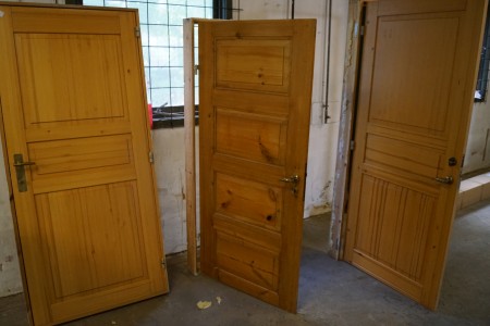 3 doors. 2 pieces of fire doors BD30, frame dimensions H: 195 xB: 88 - H: 200 x B: 88 cm. Without bids. ordinary door H: 184 x B: 86