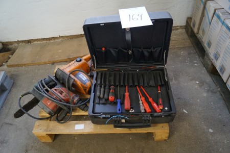 Werkzeug im Koffer, Hilti el Borre Hammer, elektrische Motorsäge.