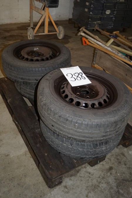 4 rims with tires, suitable for golf