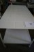 Rolltisch mit Regal in weißen Fliesen 169x77x85