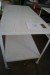 Rullebord med hylde i hvide fliser 121x61x85