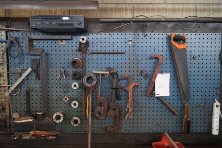 Blå værktøjstavle med diverse værktøj