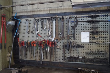 Graue Werkzeugtafel mit Werkzeug- und Gewindeschneidersatz
