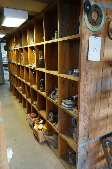 Contents in shelves on both sides, various pipe fittings and pipe fittings and more