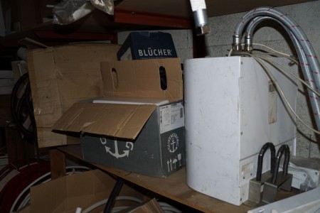 1 Regal mit Toilettensitzen, Waschbecken und Zisternen, gebrauchtem Warmwasserspeicher (im Keller eingebaut)