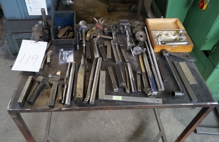 Rullebord med diverse værktøj, holdere med mere