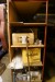Tischinhalt und Bücherregal in der Ecke, diverse Schaufeln, Nagelpistole, Frischluftmaske und mehr (Harnat im Keller)