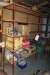 Tischinhalt und Bücherregal in der Ecke, diverse Schaufeln, Nagelpistole, Frischluftmaske und mehr (Harnat im Keller)