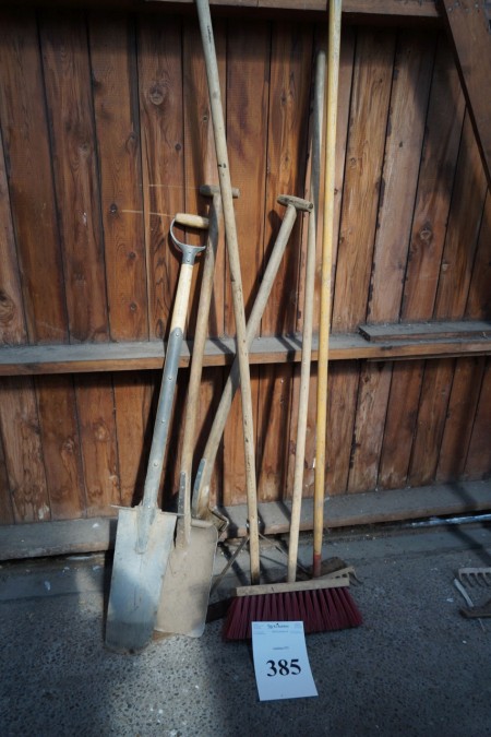 Miscellaneous garden tools