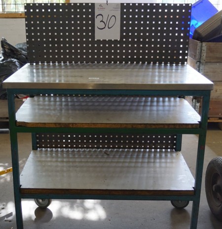 Arbeitstisch mit 2 Ablagen auf Rad H: 99 cm. B: 97 cm. D: 57 cm.