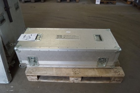 Transport box for measuring equipment on wheels L: 116cm. B: 45 cm. D: 30 cm.