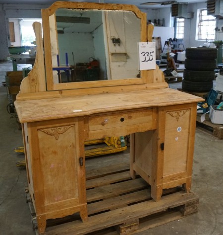 Fyrtræssminkebord med skabe og skuffe og spejl, bord H: 77 cm. L: 125 cm. D: 47 cm.