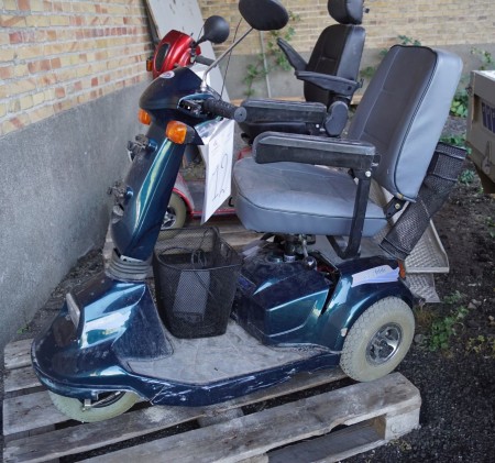 Three-wheeled electric moped with charger, not tested, mark Apollo 666