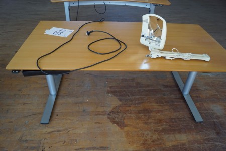 Hæve/sænkebord 160x80 cm. Virker + Luxo lampe uden fod