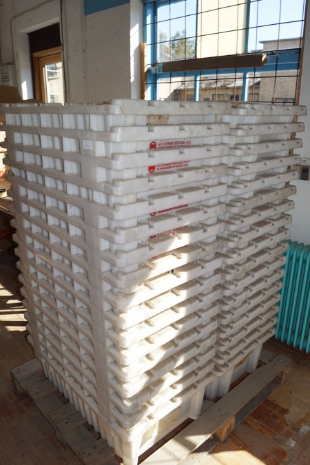 34 Stück starke Plastikboxen mit Ablauf unten L: 85 cm B: 50 cm T: 24 cm