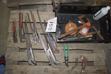 Pallet with 6 stirrels, platters and miscellaneous