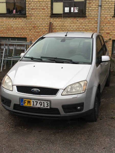 Ford Focus C-max TDC, year 2005, 319198 km. 1st registration 28 / 7-2005. is tight on the steering wheel, supplied without license plates