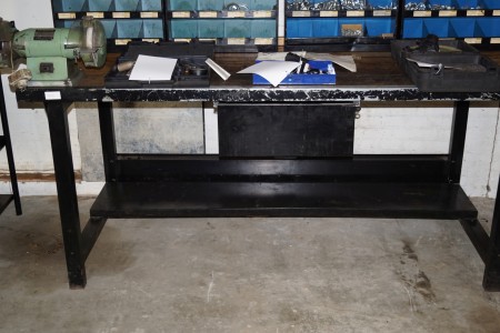Værkstedsbord med skuffe og skruestik, højde 90 cm, bredde 2m, dybde 80 cm, samt bænksliber