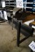 Værkstedsbord med skuffe og skruestik, højde 90 cm, bredde 2m, dybde 80 cm, samt bænksliber