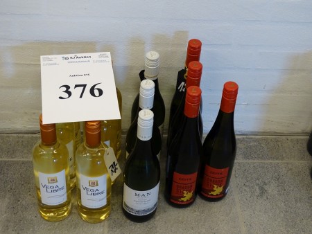 13 fl. Weißwein: 6 Stück. Vega Zibre, 3-tlg. M.A.N., 4 Stk. Drachenstein