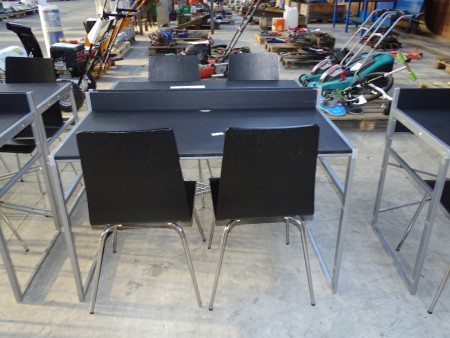 2 Stück. Tabellen 120 cm mit 4 Stück. Stühle aus Holz