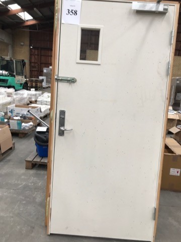 Tür, H 214 cm und B 107 cm