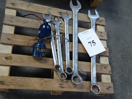 Fixed spanners + oil cans
