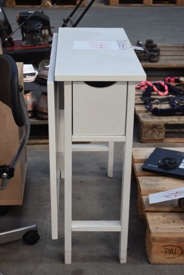 Hvidt klapbord i træ + kontorstol i plastik/gummi + Lille Skuffesystem på hjul, 1 alm. Skuffe og 1 arkiveringsskuffe + fodhviler/støtte f.eks. til at have under skrivebord - KJ Auktion - Maskinauktioner
