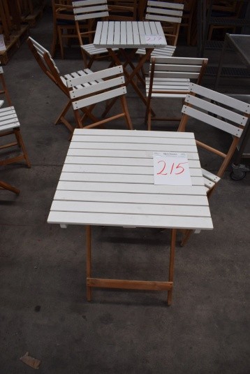Bord 58 x 58 cm + 2 stole i hvid med træben