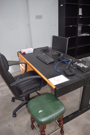Skrivebord med 5 skuffer + skrivebordsstol med ryg/armlæn +Taburet + Acer skærm/tastatur, Huawei telefon, Loglink + diverse kontorartikler