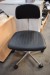 Hvidt klapbord i træ + kontorstol i sort plastik/gummi + Lille Skuffesystem på hjul, 1 alm. Skuffe og 1 arkiveringsskuffe + fodhviler/støtte f.eks. til at have under skrivebord