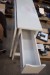 Hvidt klapbord i træ + kontorstol i sort plastik/gummi + Lille Skuffesystem på hjul, 1 alm. Skuffe og 1 arkiveringsskuffe + fodhviler/støtte f.eks. til at have under skrivebord