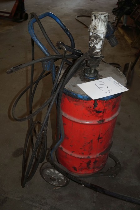 Lubricating tank with pump