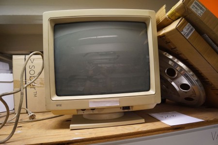 Retro Computer und zeigt Radkappen + 2 Kabel an.